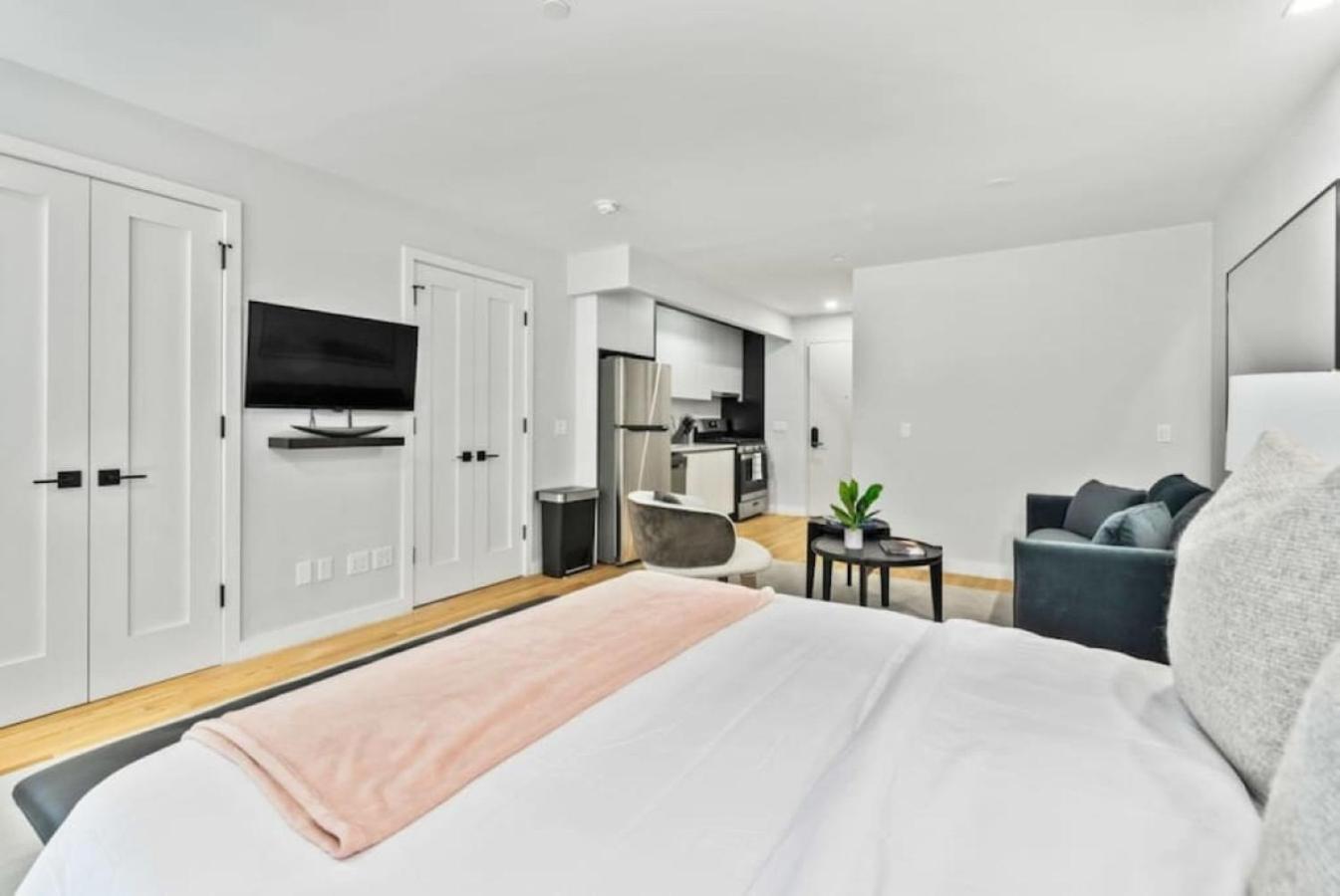 Ferienwohnung Luxe Studio With Charming Juliet Balcony New York Exterior foto