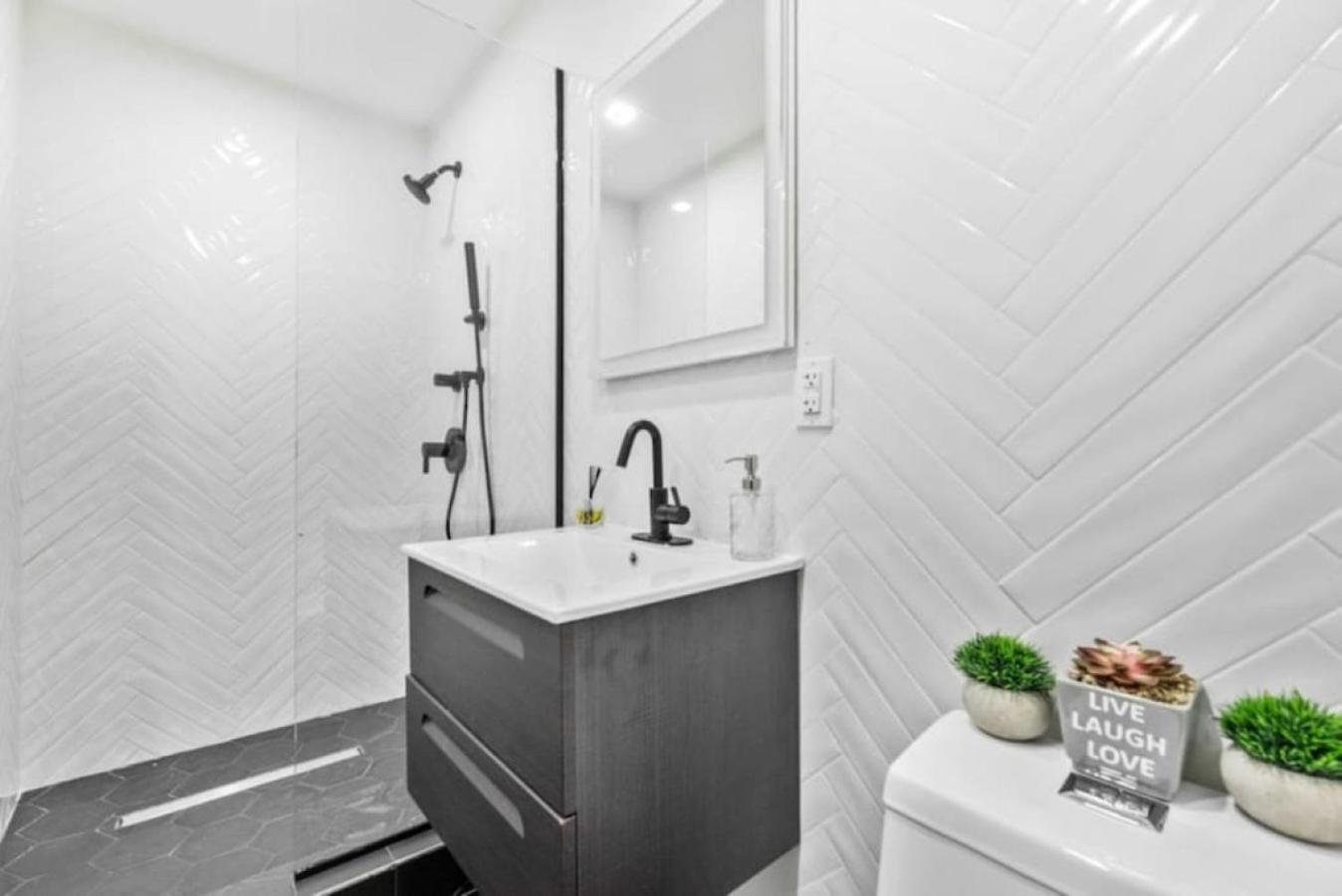 Ferienwohnung Luxe Studio With Charming Juliet Balcony New York Exterior foto